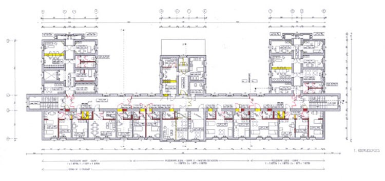 Architektonischer Grundriss eines Gebäudes mit mehreren Räumen, Korridoren und Anmerkungen, die zu Referenzzwecken in Rot und Gelb markiert sind.