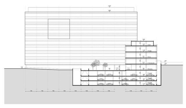 Architektonische Schnittzeichnung, die ein mehrstöckiges Gebäude mit unterirdischen Parkebenen, mehreren oberirdischen Stockwerken und einigen Innenelementen, wie Autos und Bäumen, zeigt.