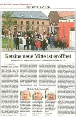 Vor dem renovierten roten Backsteingebäude versammeln sich viele Menschen zur Eröffnung des neuen Stadtzentrums von Ketzin, das einen neu gestalteten Rinderstall und ein neues Bistro beherbergt.