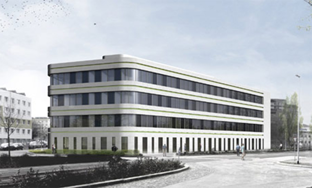 Ein modernes, vierstöckiges Bürogebäude mit Glasfenstern und abgerundeten Ecken steht an einer Straßenkreuzung unter einem leicht bewölkten Himmel.