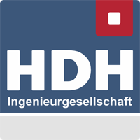 Logo mit dem Schriftzug HDH Ingenieurgesellschaft in Weiß auf blauem Hintergrund, mit einem roten Quadrat mit weißem Mittelpunkt in der rechten oberen Ecke.