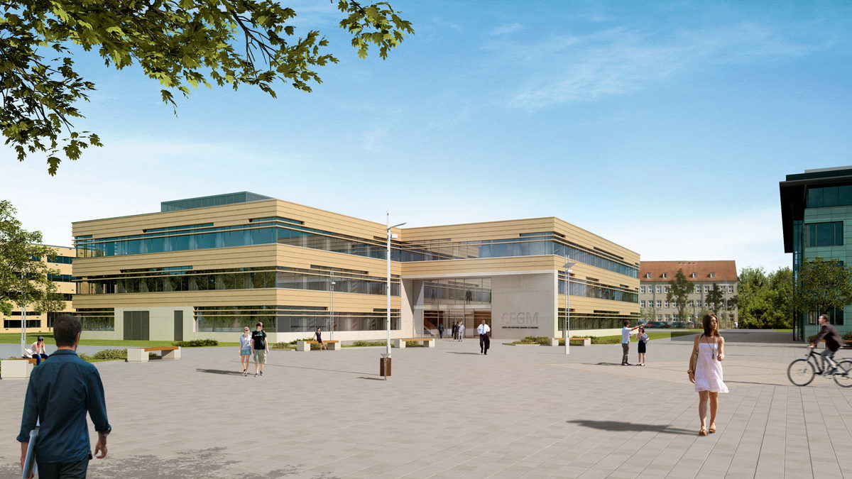 Modernes Bildungsgebäude mit großen Fenstern, umgeben von Spaziergängern, Radfahrern und Menschen, die in einem großen gepflasterten Innenhof unter blauem Himmel sitzen.