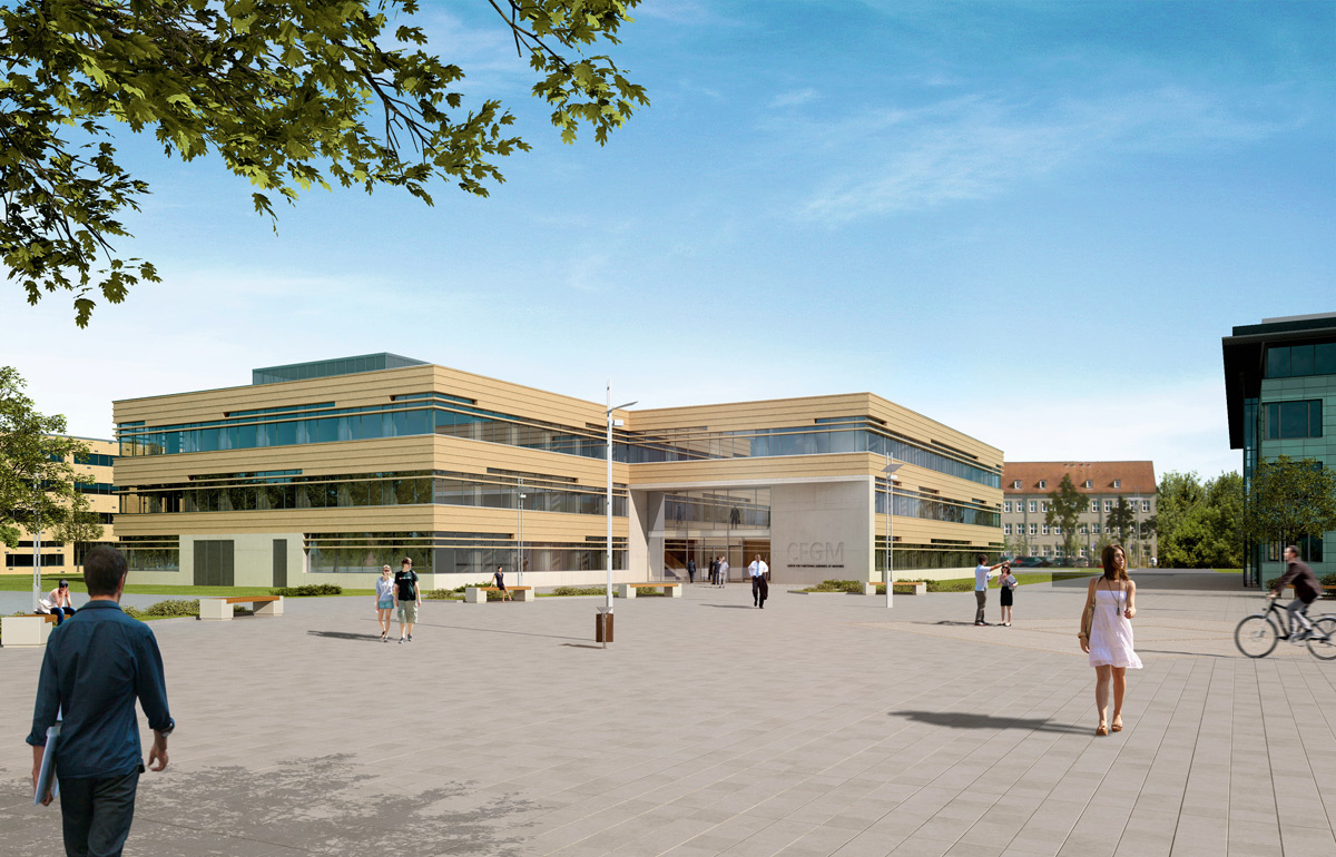 Modernes Bildungsgebäude mit großen Fenstern, umgeben von Spaziergängern, Radfahrern und Menschen, die in einem großen gepflasterten Innenhof unter blauem Himmel sitzen.