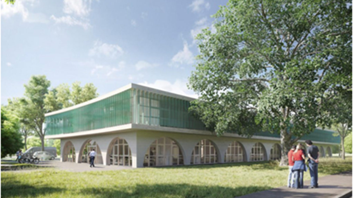 Modernes zweistöckiges Gebäude mit gewölbten Fenstern im Erdgeschoss, großen grün getönten Glasscheiben und Menschen, die draußen stehen, umgeben von Bäumen und Gras unter einem klaren Himmel.