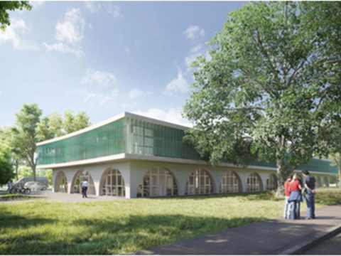 Modernes zweistöckiges Gebäude mit gewölbten Fenstern im Erdgeschoss, großen grün getönten Glasscheiben und Menschen, die draußen stehen, umgeben von Bäumen und Gras unter einem klaren Himmel.