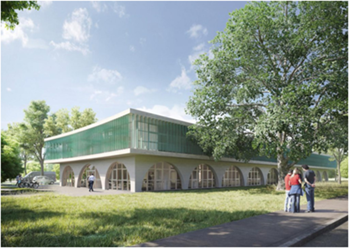 Modernes zweistöckiges Gebäude mit gewölbten Fenstern im Erdgeschoss, großen grün getönten Glasscheiben und Menschen, die draußen stehen, umgeben von Bäumen und Gras unter einem klaren Himmel.