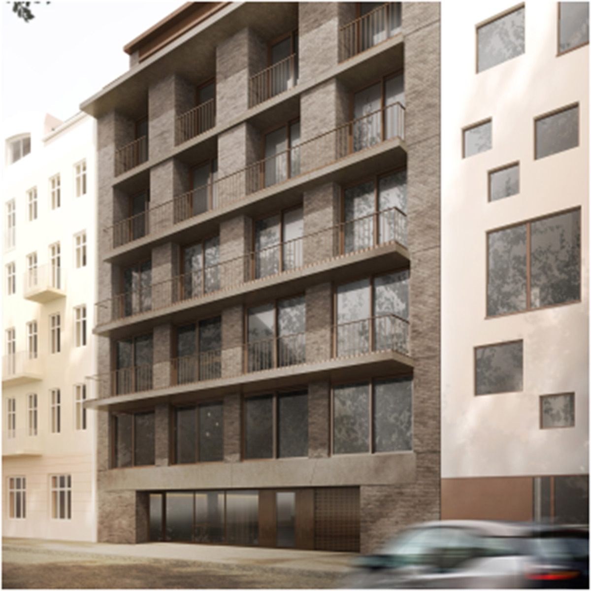 Modernes mittelgroßes Wohnhaus mit Backsteinfassade, großen Fenstern und Balkonen, das zwischen zwei älteren Gebäuden liegt, mit einem unscharfen Auto, das davor vorbeifährt.