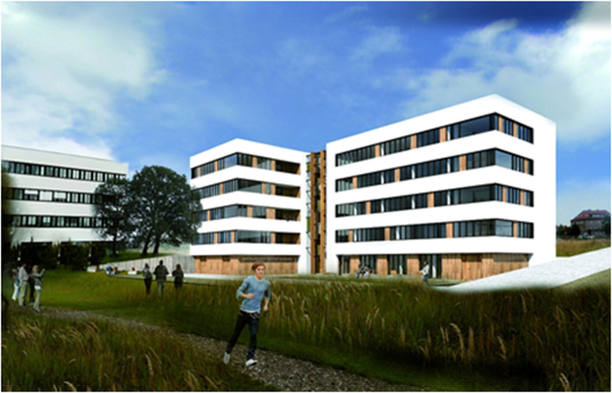 Ein modernes, weißes, mehrstöckiges Gebäude mit großen Fenstern steht in der Nähe einer Grünfläche mit Menschen, die unter einem teilweise bewölkten Himmel spazieren gehen und joggen.