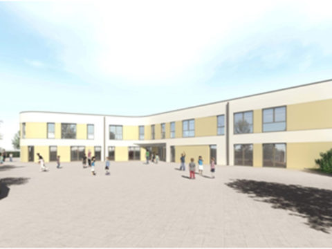 Ein zweistöckiges modernes Schulgebäude mit gelber und weißer Fassade; Kinder und Erwachsene stehen und gehen auf dem gepflasterten Hof davor.