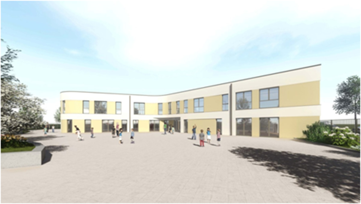Ein zweistöckiges modernes Schulgebäude mit gelber und weißer Fassade; Kinder und Erwachsene stehen und gehen auf dem gepflasterten Hof davor.