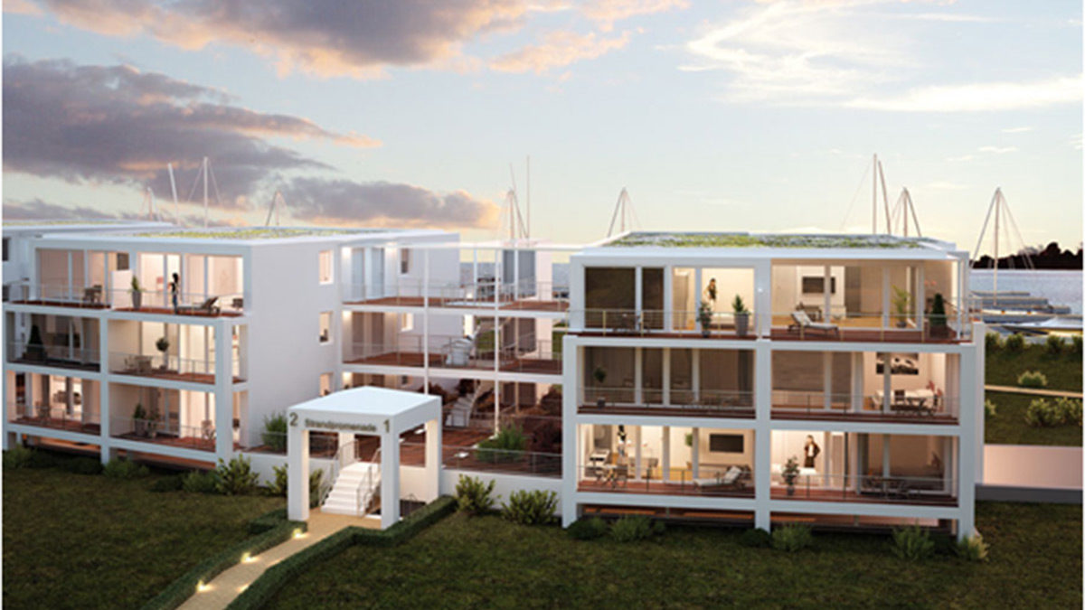 Modernes dreistöckiges Wohnhaus mit großen Fenstern und Balkonen, in Wassernähe mit Booten und Sonnenuntergangshimmel im Hintergrund.