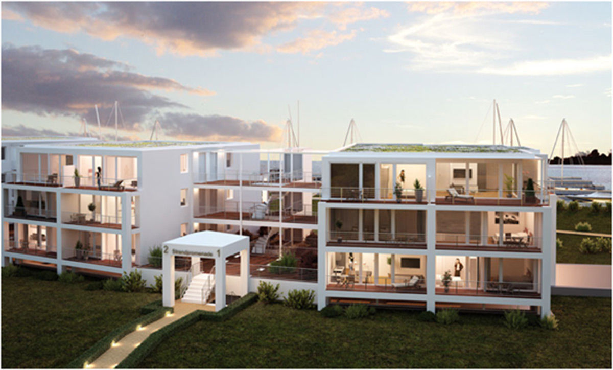 Modernes dreistöckiges Wohnhaus mit großen Fenstern und Balkonen, in Wassernähe mit Booten und Sonnenuntergangshimmel im Hintergrund.