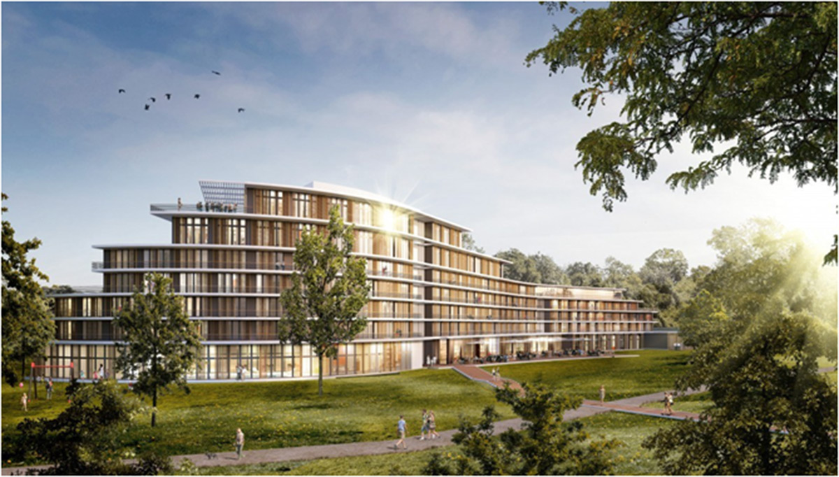 Ein modernes, mehrstöckiges Gebäude mit einer Fassade aus Glas und Holz steht in einem grasbewachsenen Park, umgeben von Bäumen und Menschen, die unter einem sonnigen Himmel auf den nahen Wegen spazieren gehen.