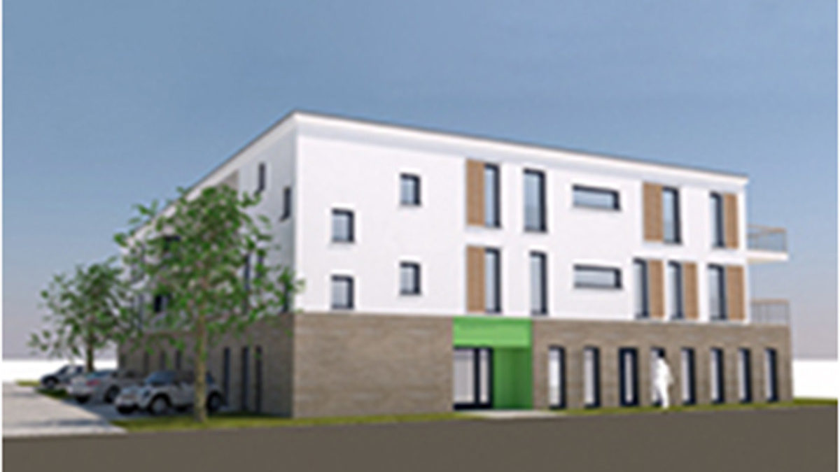 Ein modernes dreistöckiges Gebäude mit weißem und braunem Äußeren, großen Fenstern, einem grünen Eingang, geparkten Autos und ein paar Bäumen in der Nähe.