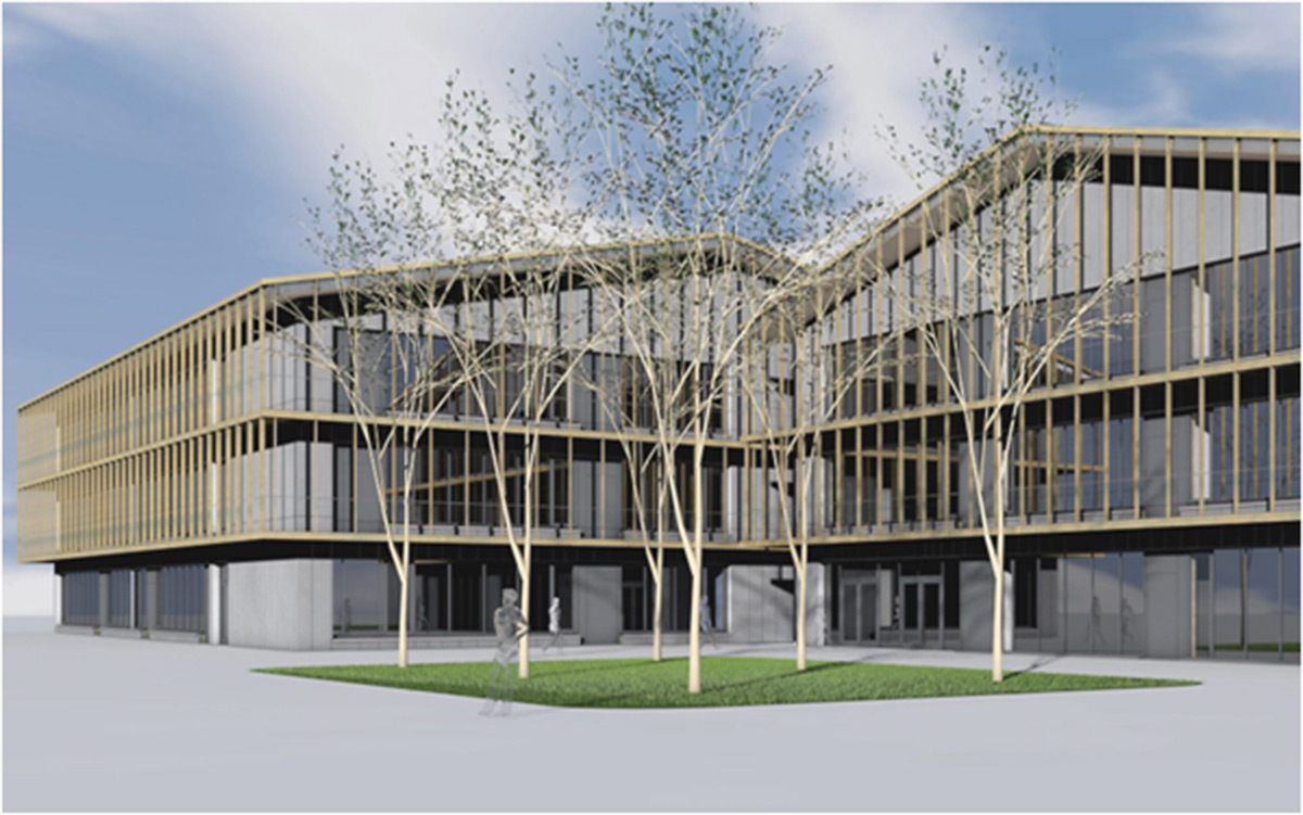 Modernes dreistöckiges Gebäude mit Glas- und Holzpaneelfassade, das einen Innenhof mit mehreren blattlosen Bäumen und grünem Gras unter einem teilweise bewölkten Himmel aufweist.