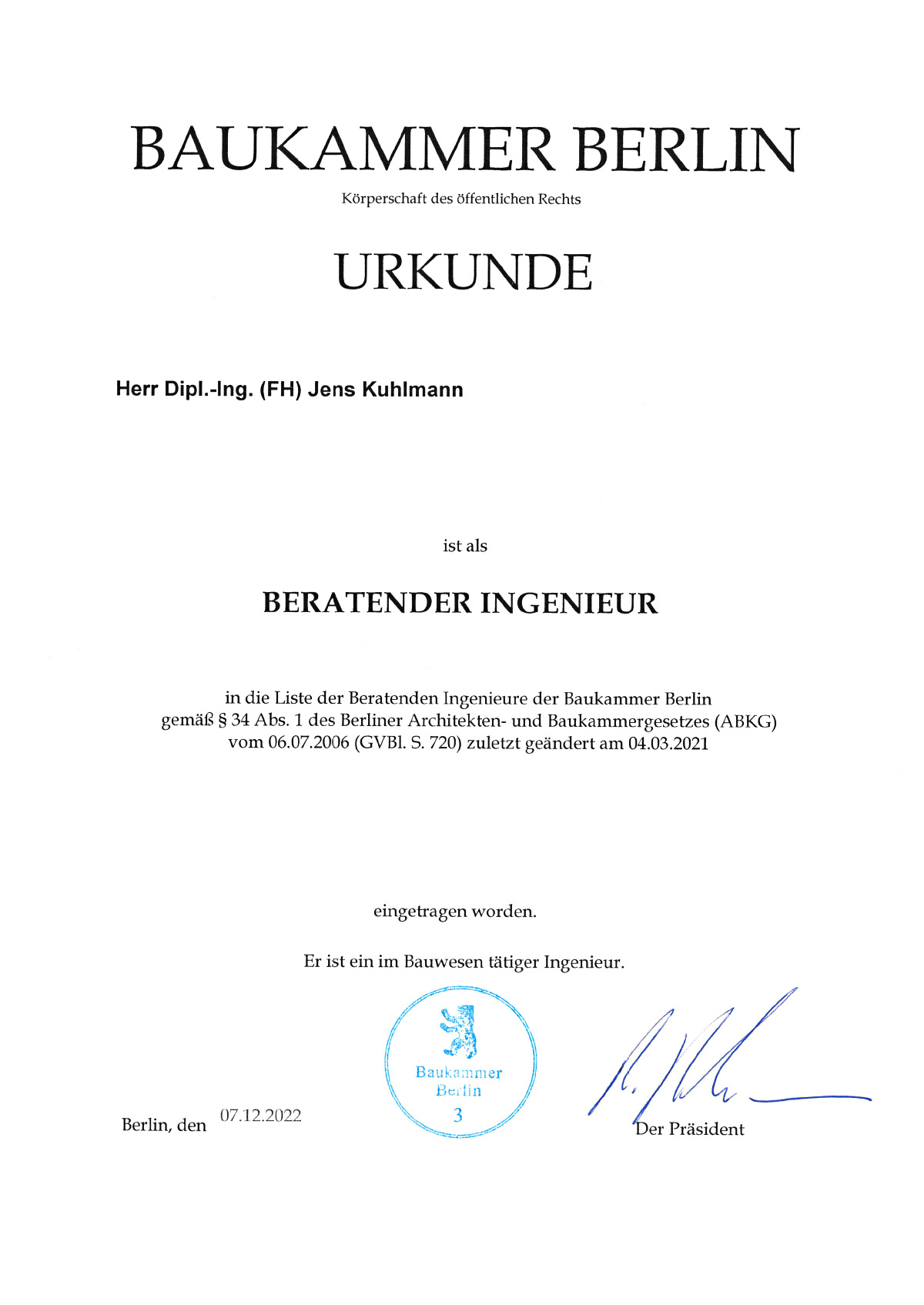 Bescheinigung der Baukammer Berlin über die Zulassung von Jens Kuhlmann als Beratender Ingenieur, ausgestellt am 07.12.2022, mit Amtsstempel und Unterschrift des Präsidenten.